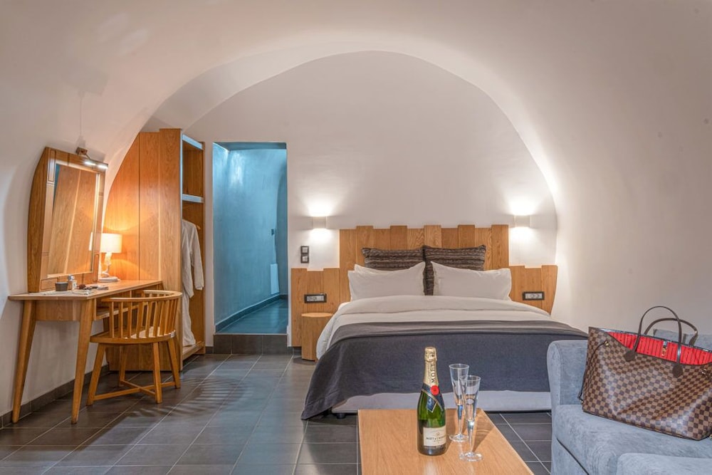 Unique Suites 3/50