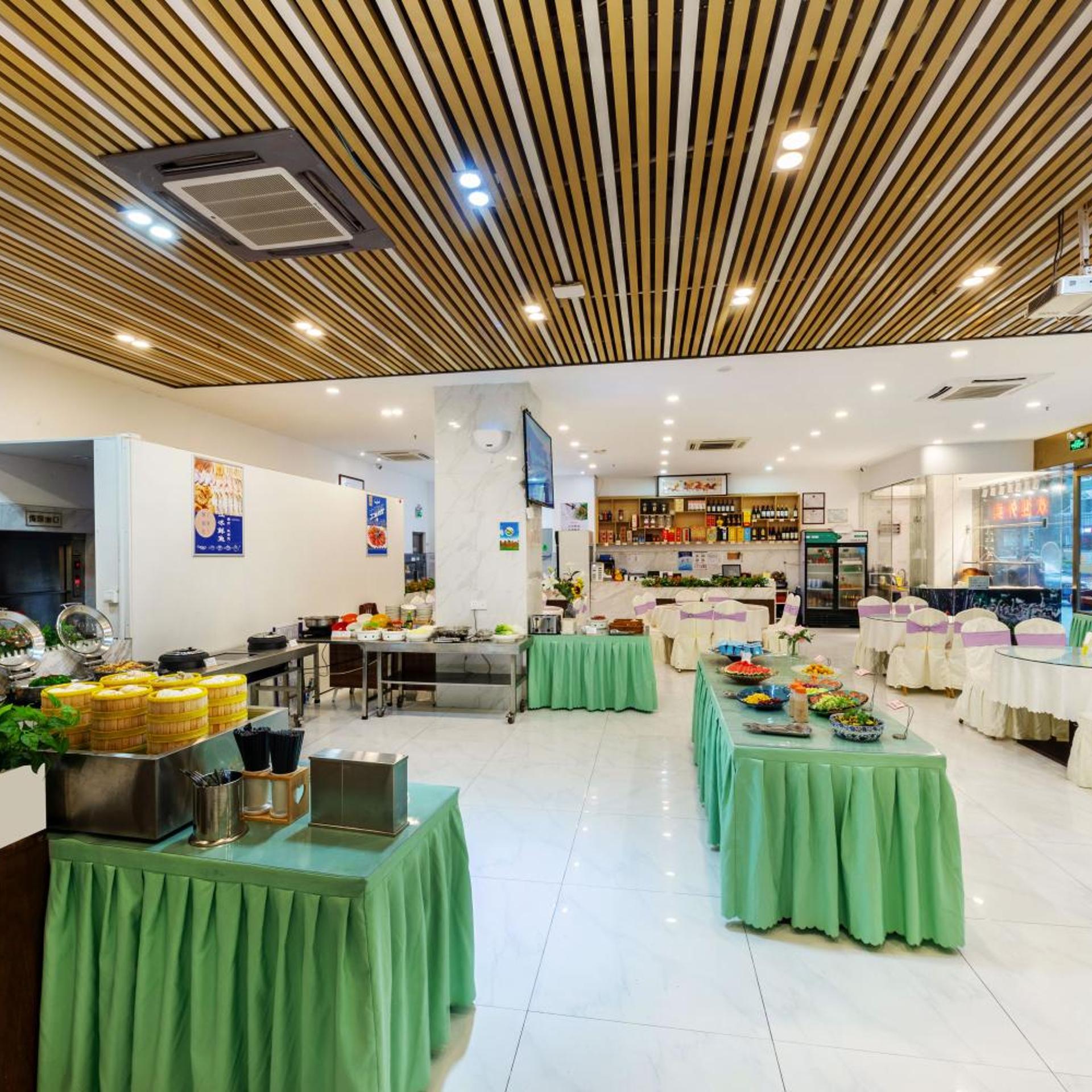 Qian Hai Holiday Hotel 52/68
