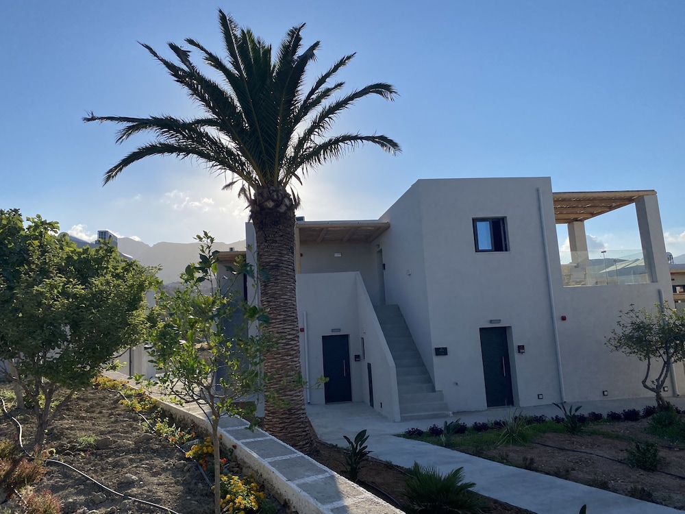 Helios Beach Hotel & Bungalows 5/48