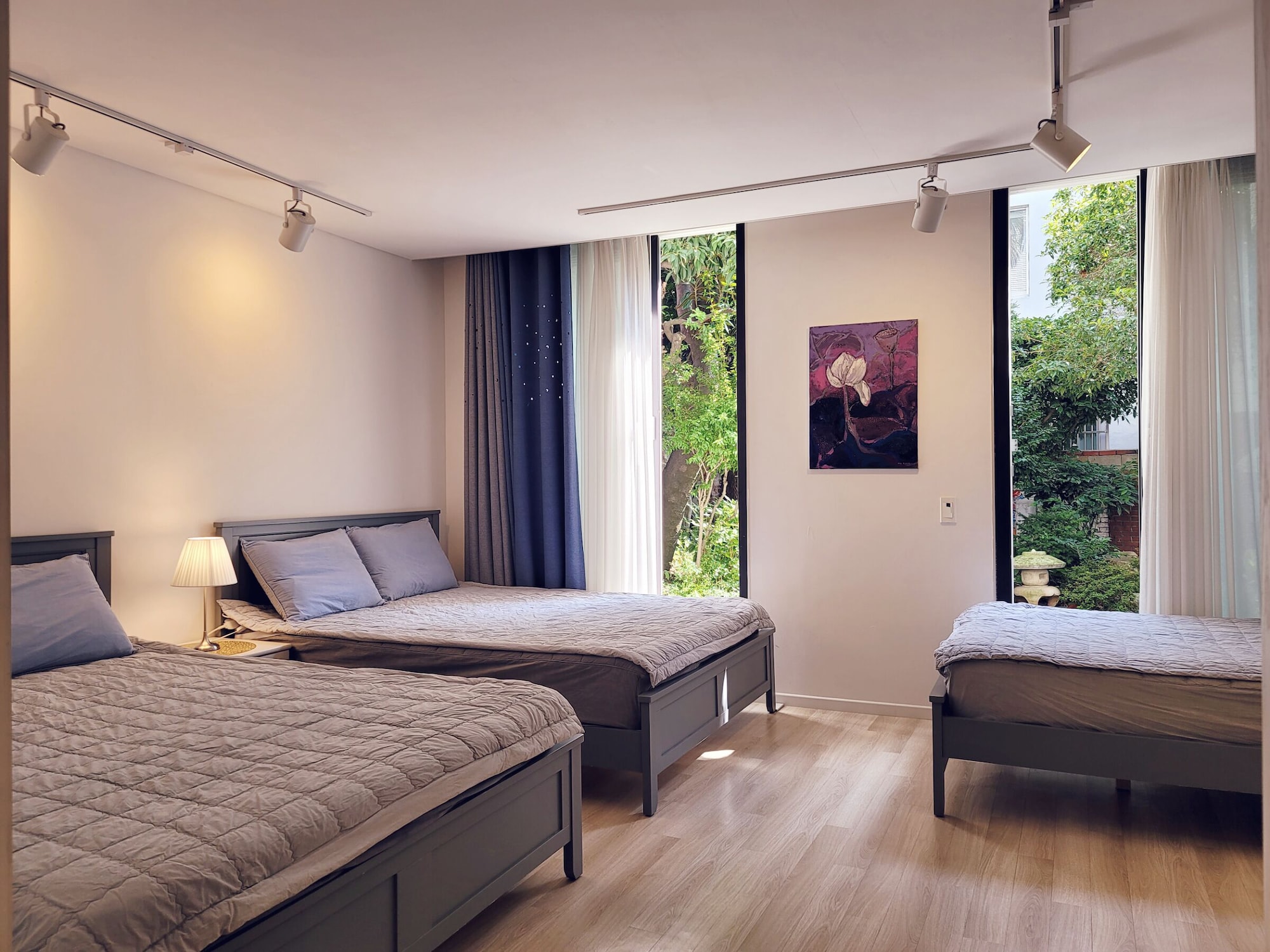Monet, 1 Single and 2 Queen Beds