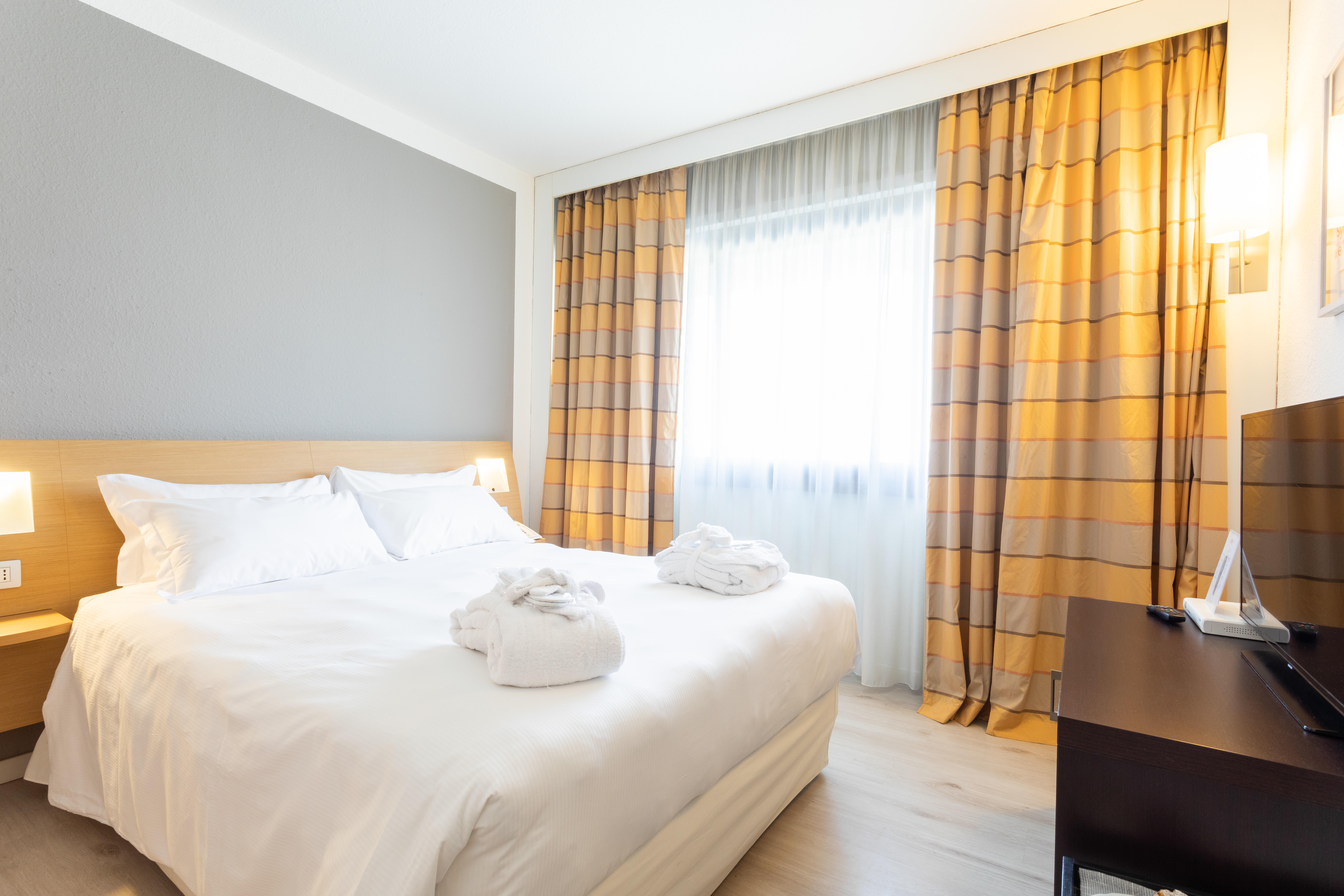 Deluxe, Single, Double Bed