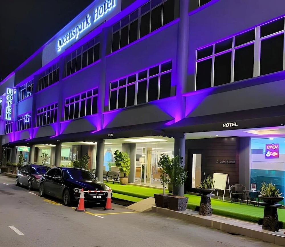Desa Queenspark Hotel 69/77