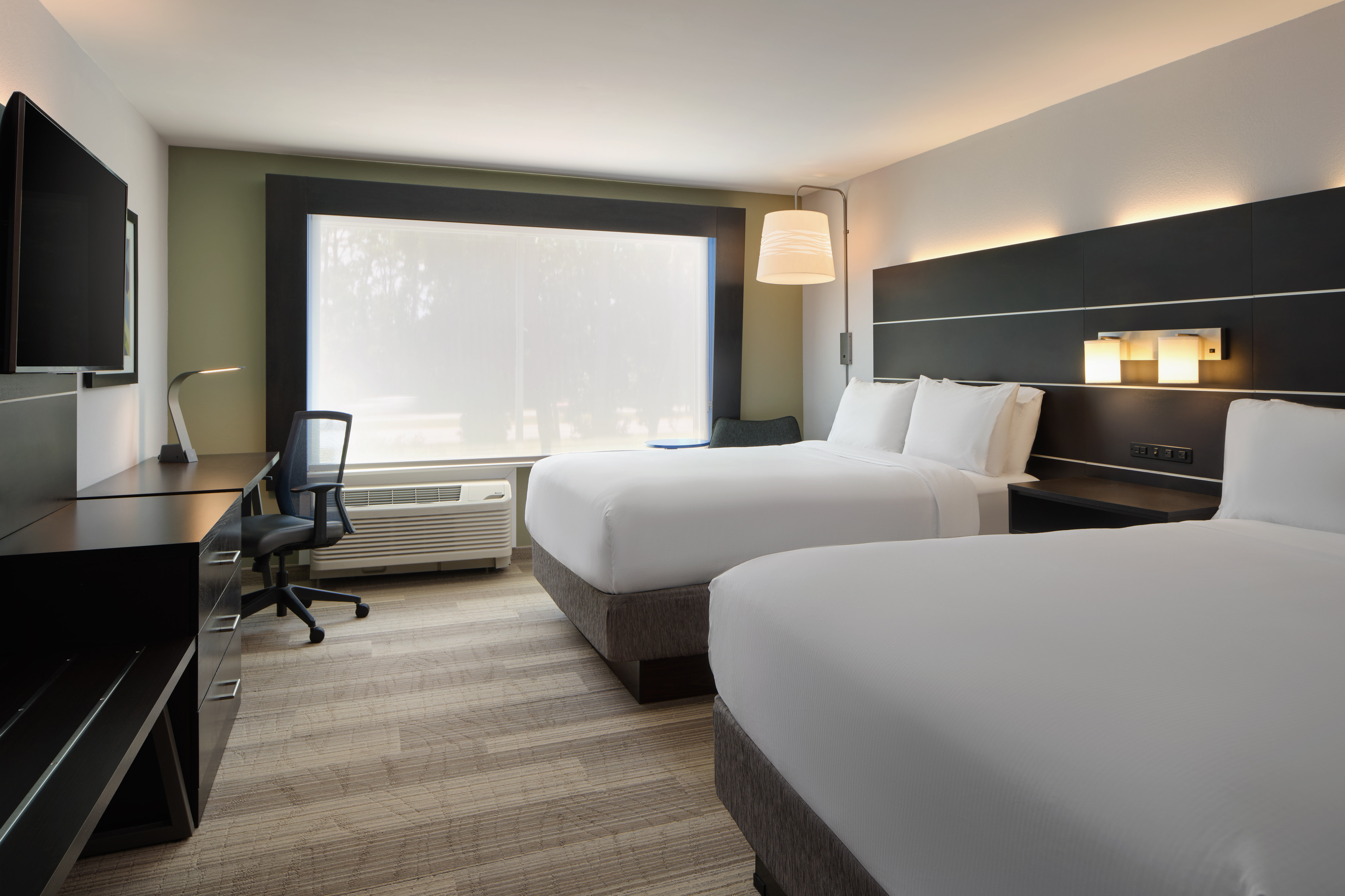 Holiday Inn Express and Suites Brunswick 18/48