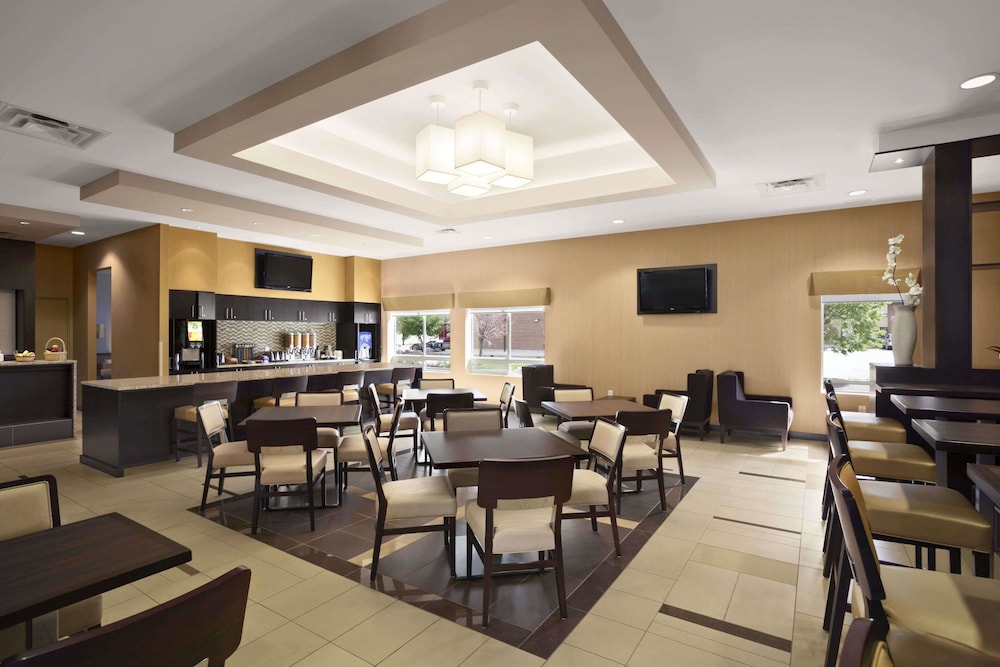 Days Inn & Suites By Wyndham Winnipeg Airport Manitoba 11/16