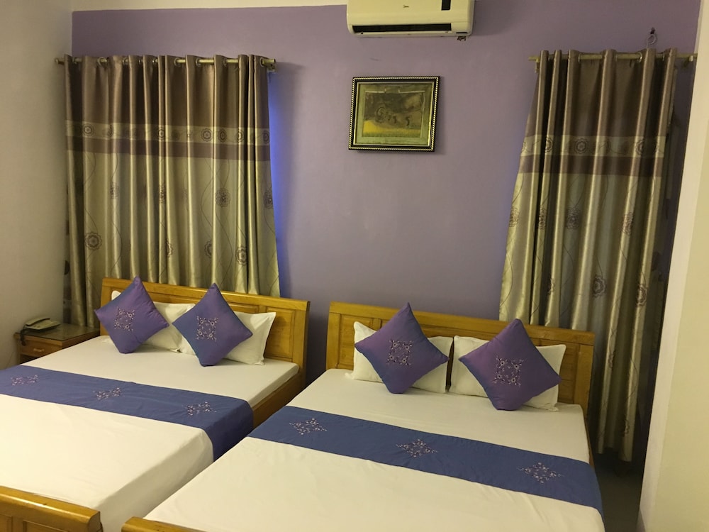 ROOM, DOUBLE OR TWIN BED