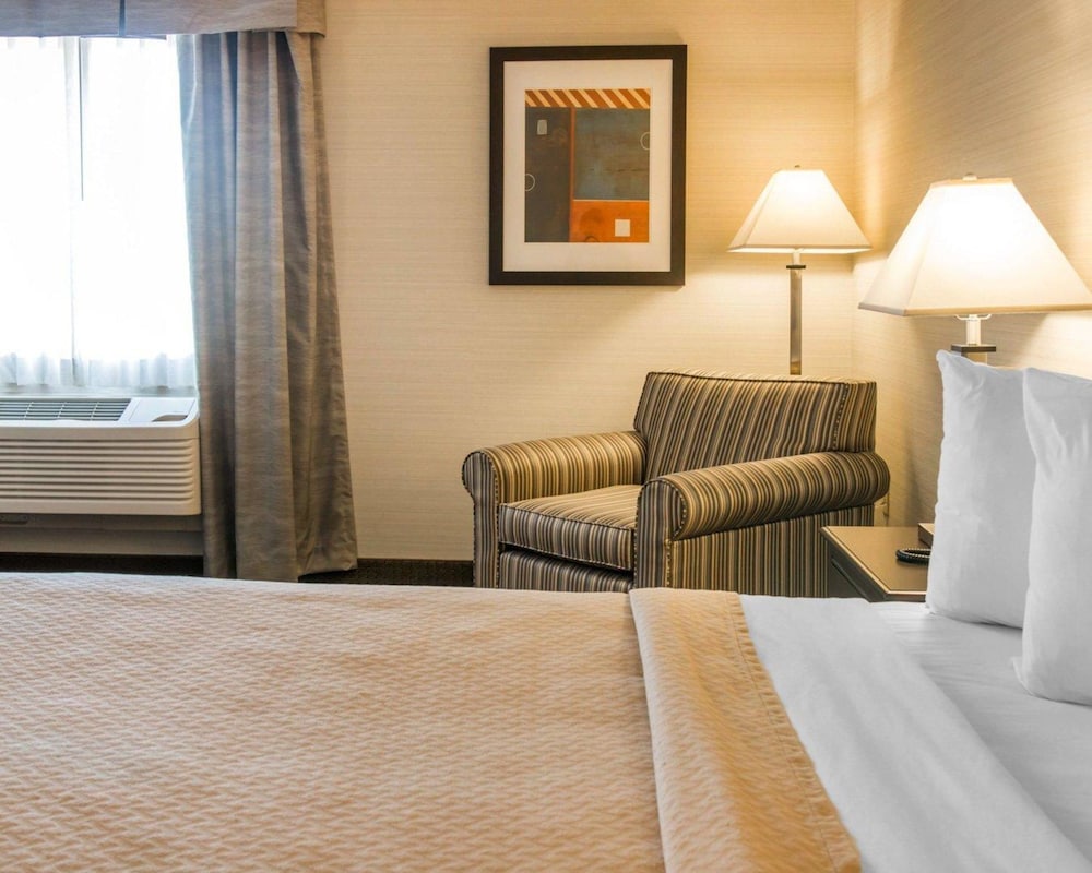 Quality Inn Suites Next To the Casino 17/35