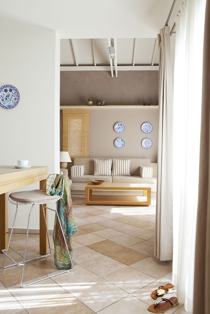 Dionysos Hotel 8/62