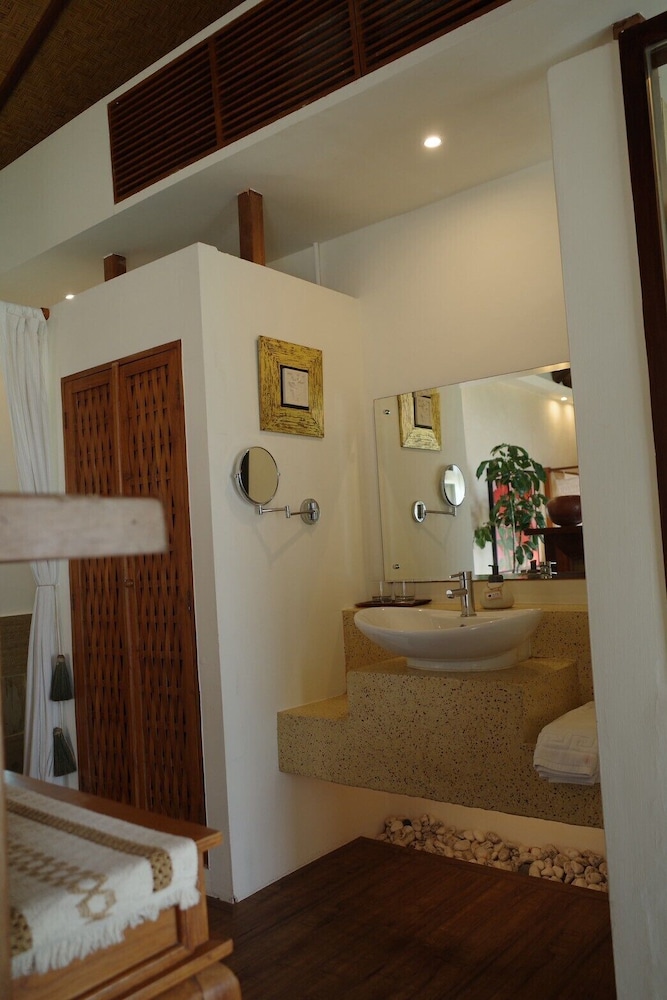 Red Garden Resort 8/70