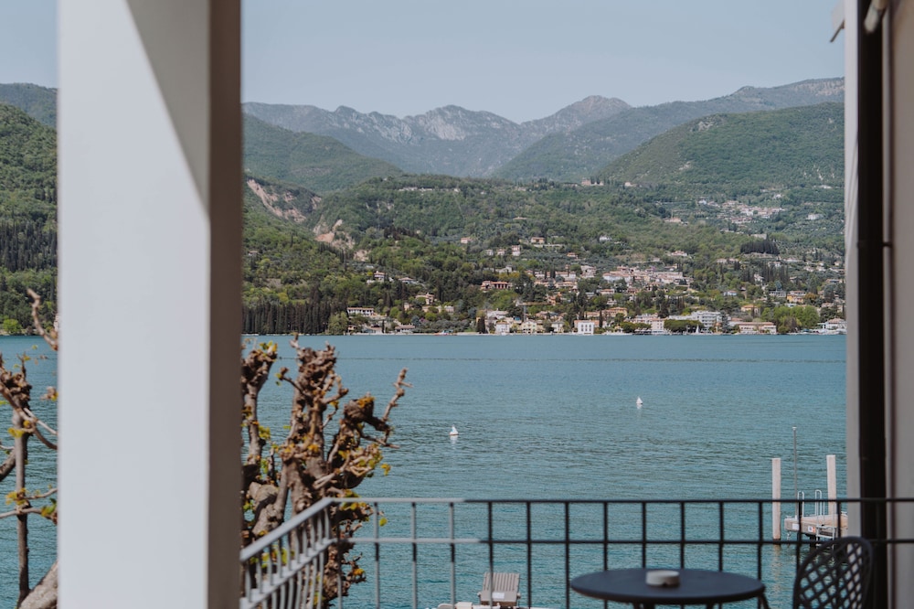 Bella Hotel & Restaurant 46/55