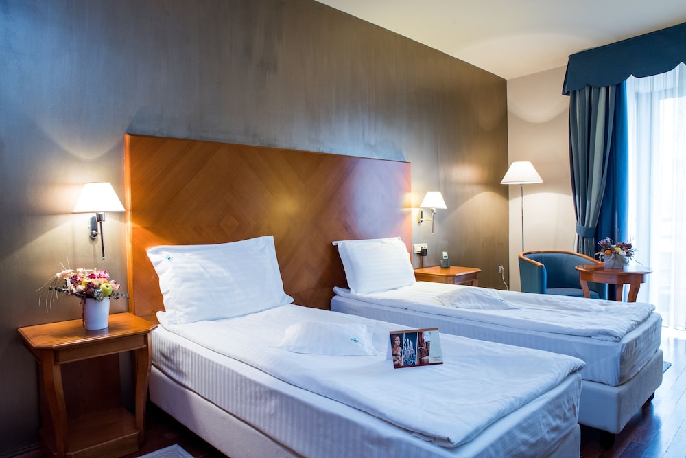DELUXE, SINGLE, DOUBLE BED, CITY VIEW