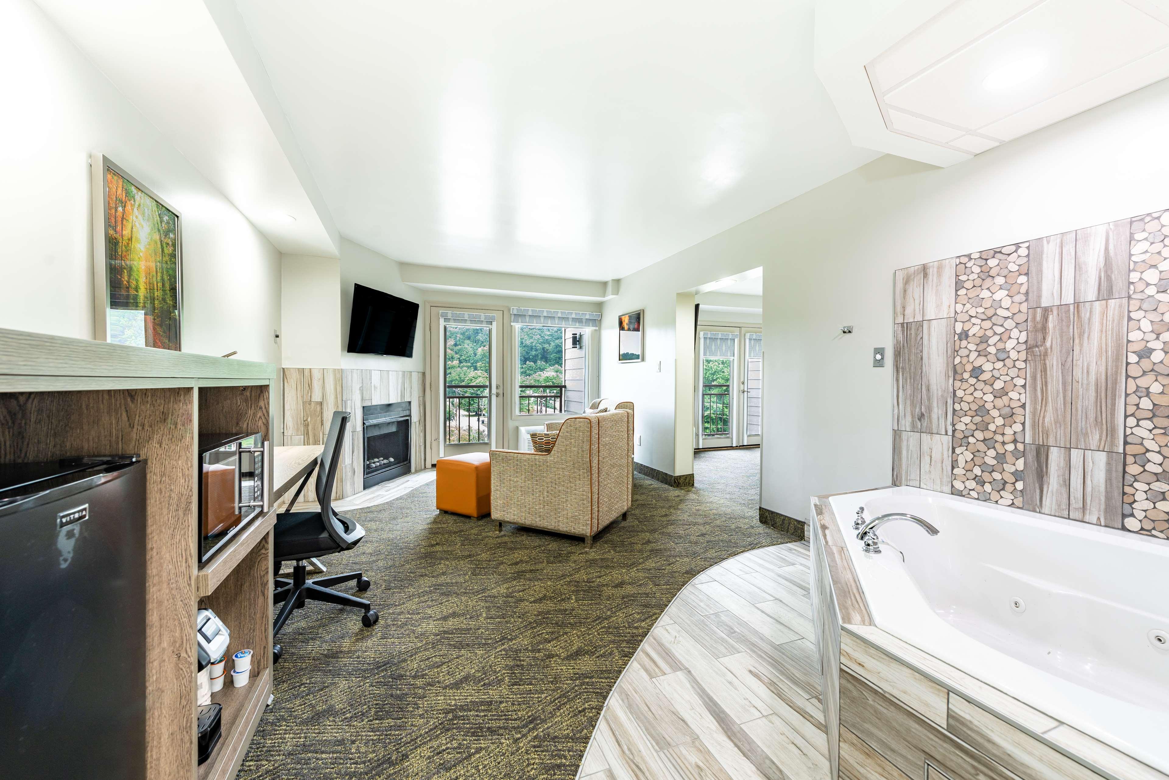 جناح بسرير كينج بشرفة بحوض جاكوزي، Best Western Plus Apple Valley Lodge Pigeon Forge 4/6