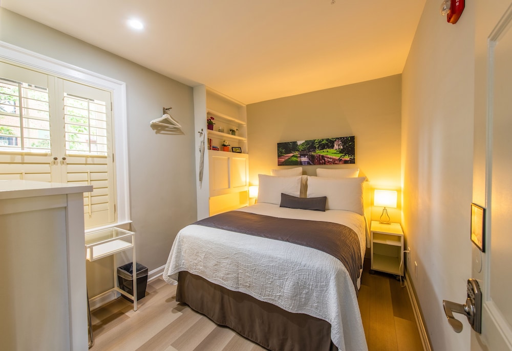 غرفة بسرير كوين