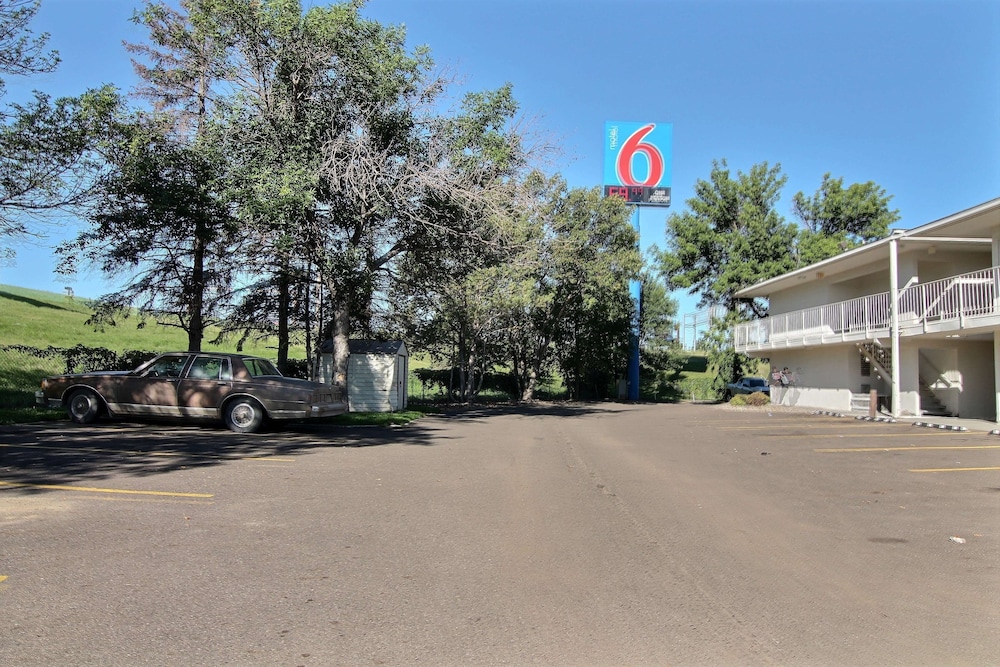 Motel6 Bismarck, ND 48/54