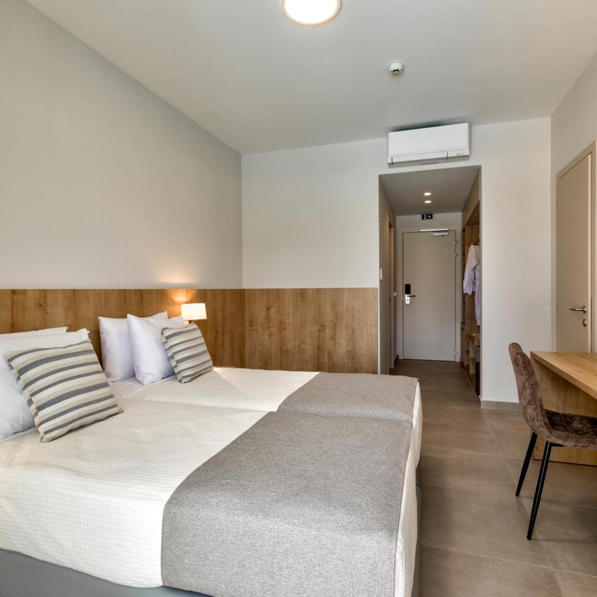 DOUBLE ROOM SWIM UP