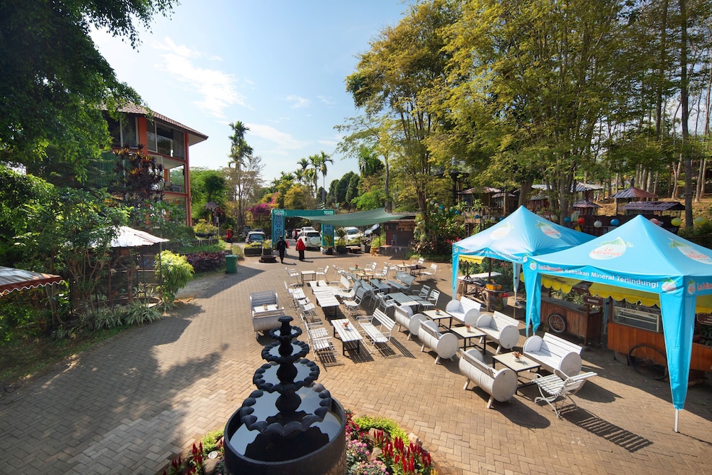 Royal Caravan Hotel and Outbond 47/58