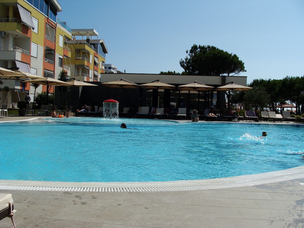 Supreme Hotel 68/72
