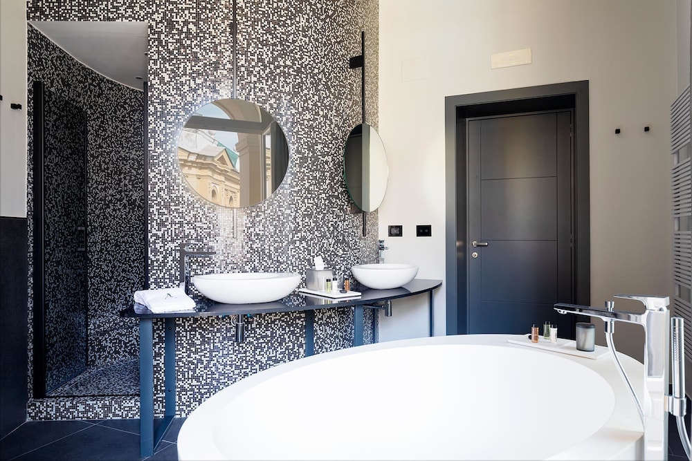 Amadomus Luxury Suites 43/46