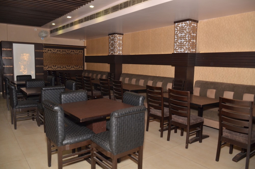 FabHotel KK Continental Albert Rd 42/42