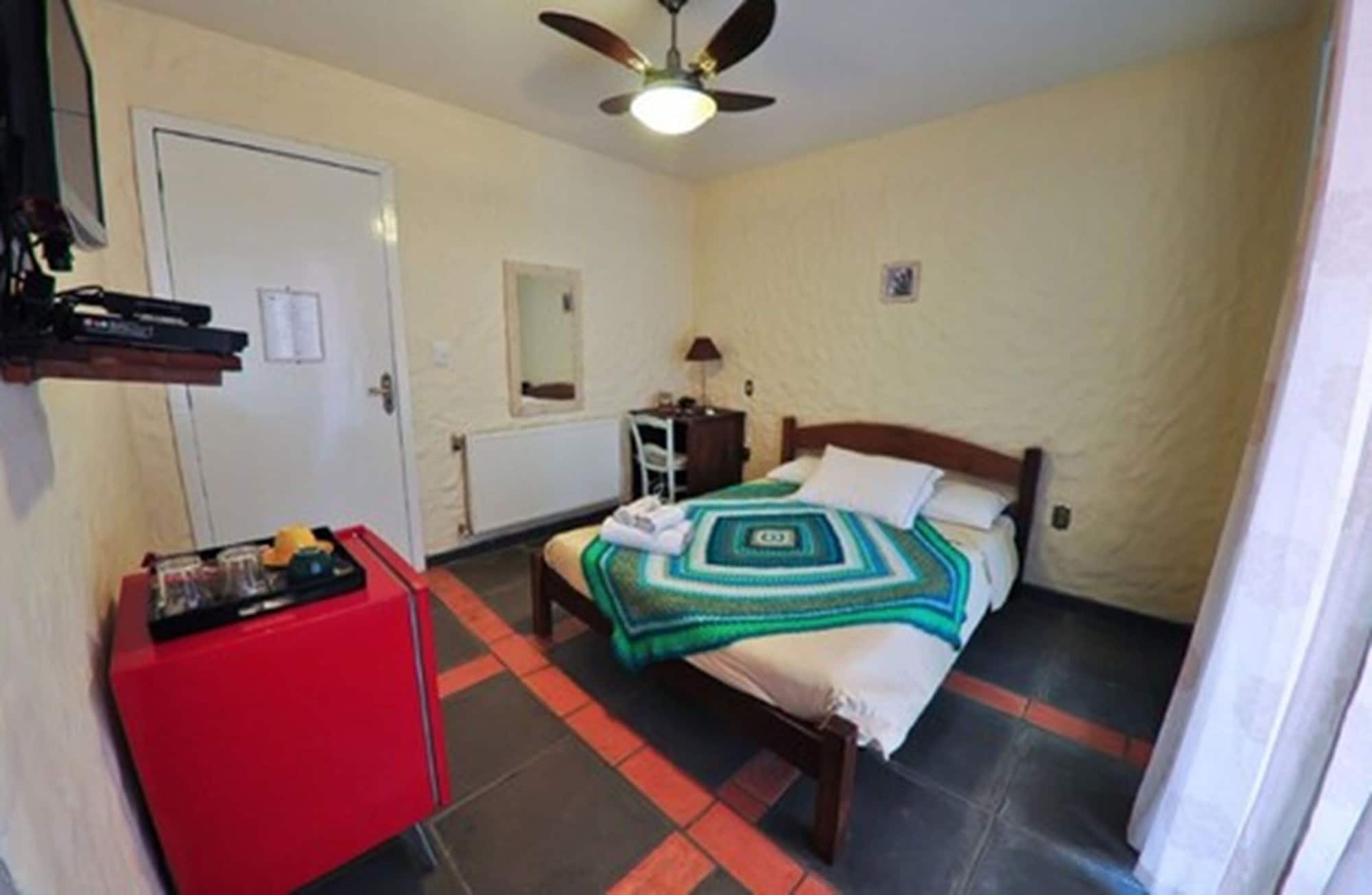 ROOM, DOUBLE OR TWIN BED