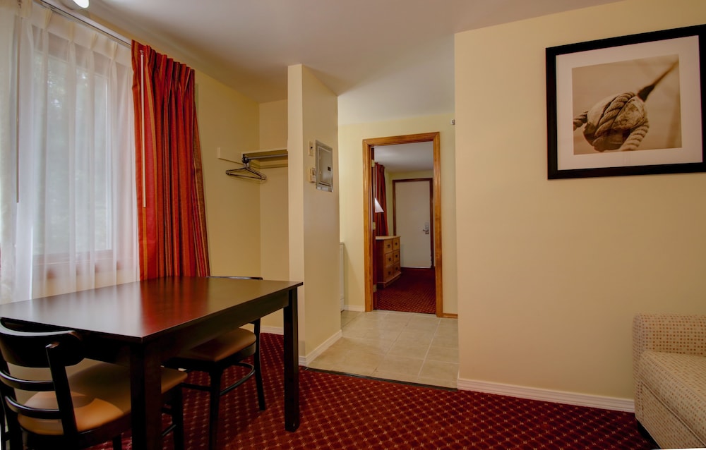 Colonial Village Resort 38/46