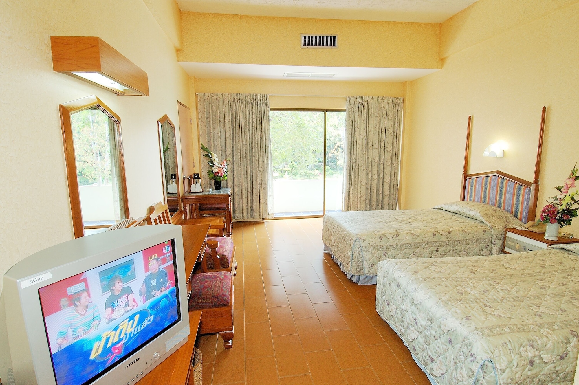 SUPERIOR, TWIN BEDS, CITY VIEW