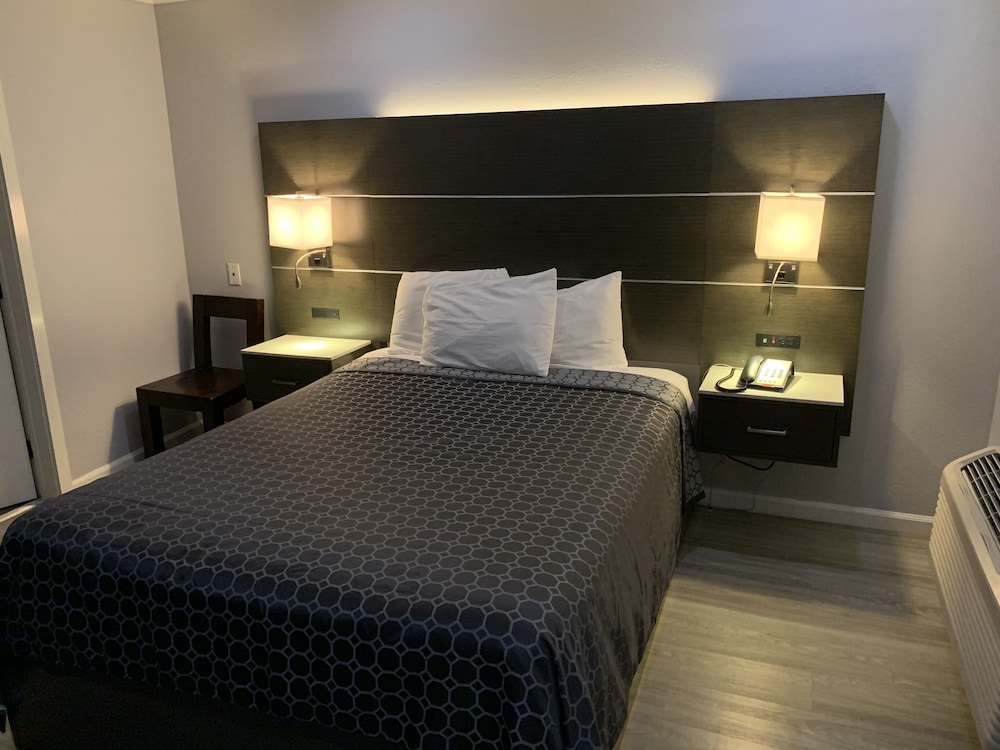 Mirage Inn and Suites 9/31