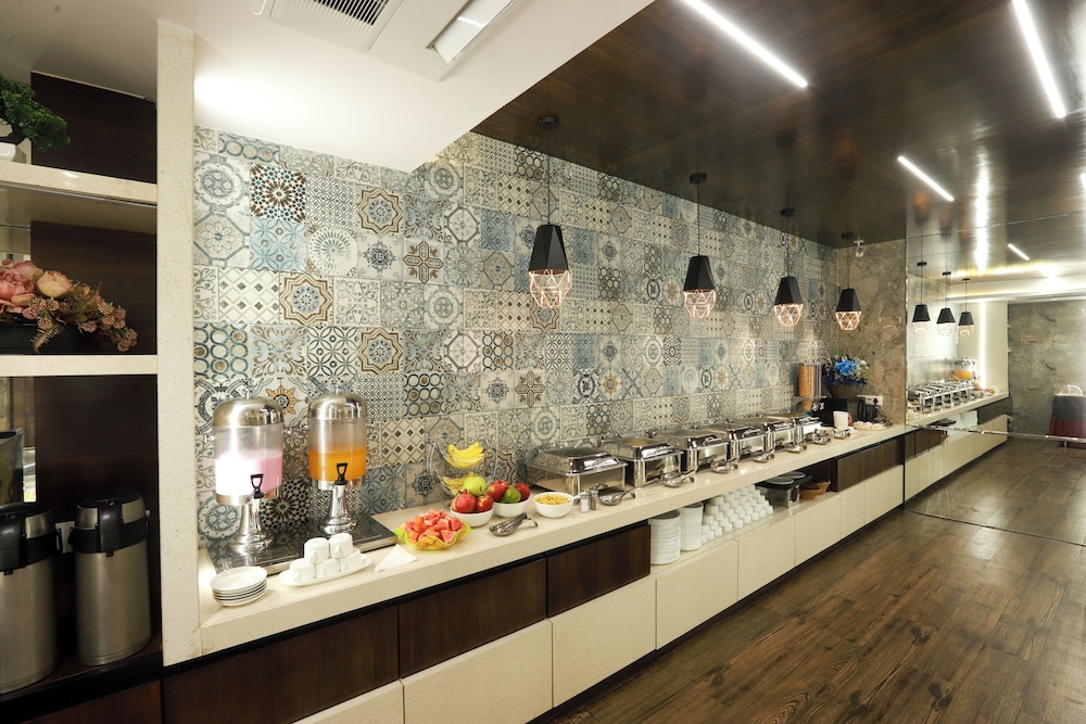Oyo Premium 091 Vile Parle East 10/50