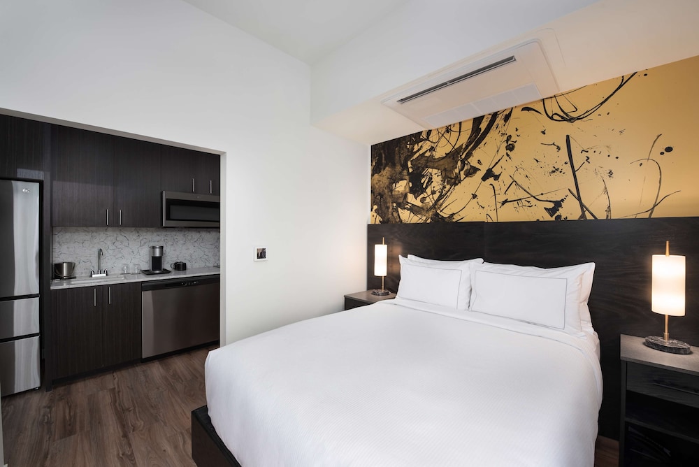 Room, Queen Bed, Balcony, Corner