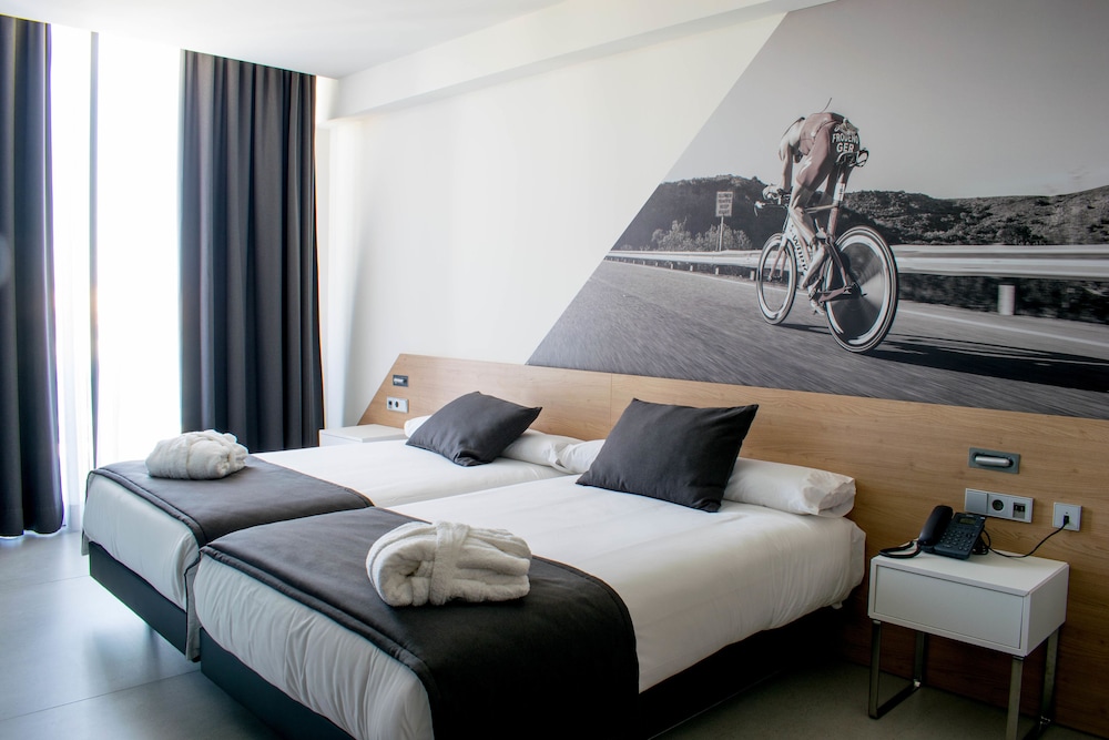 Fitness, Spa, Twin Beds, Court View
