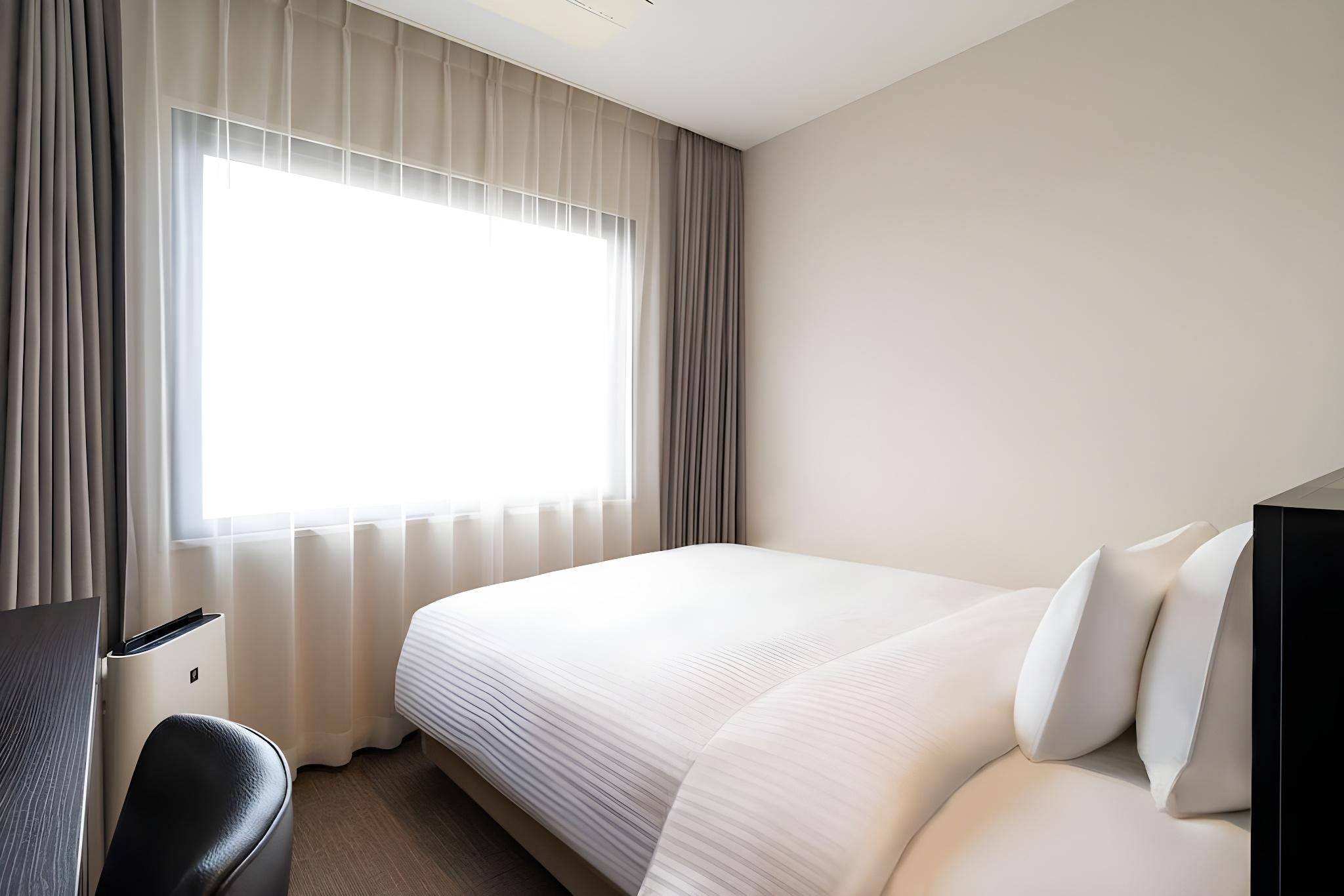 East, Superior, Single, King Bed