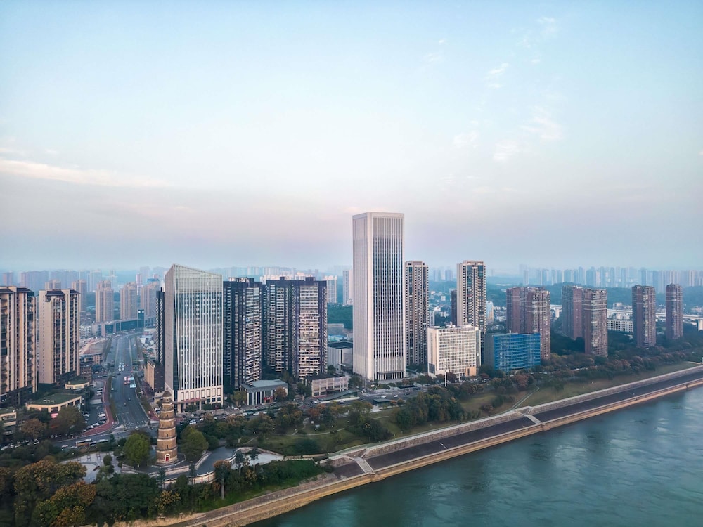 Grand Mercure Yichang Waitan 66/72