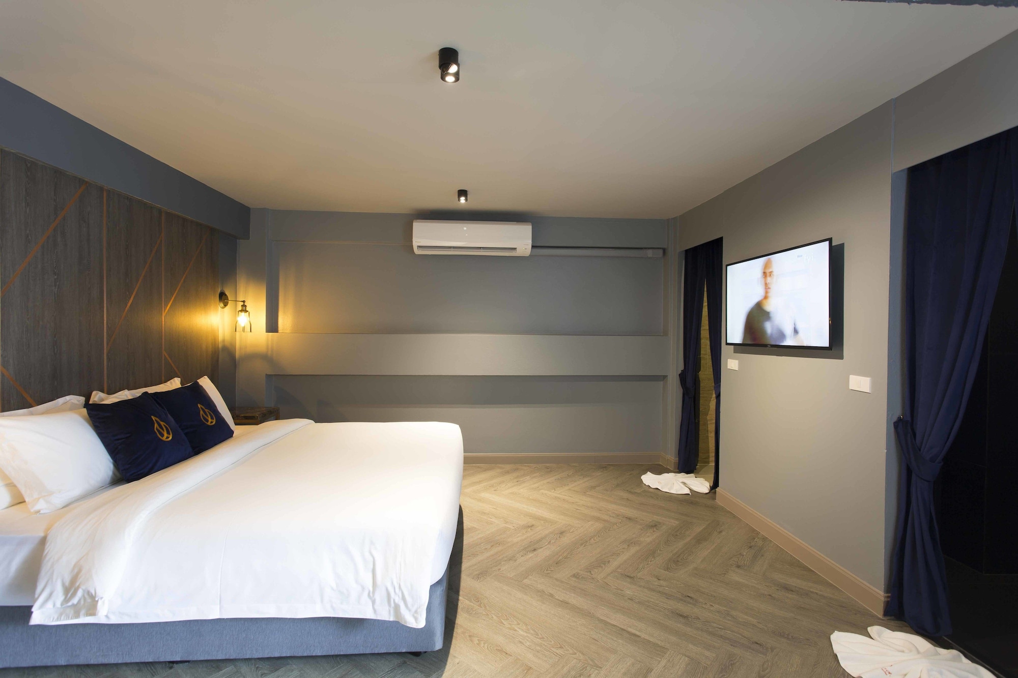 SUITE, KING BED