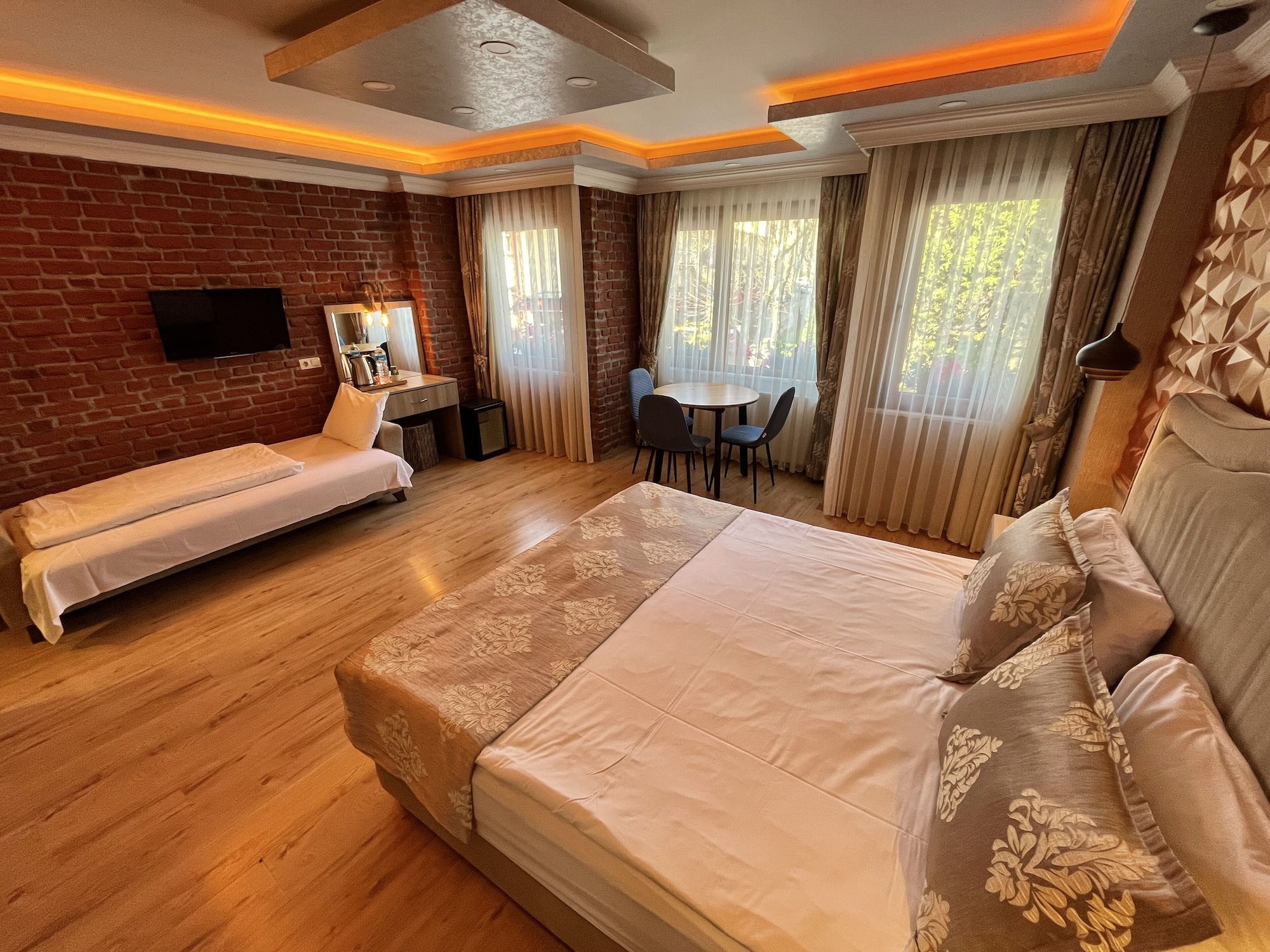 غرفة ديلوكس ثلاثية بسرير كوين مع أريكة، Meydan Suites 3/4