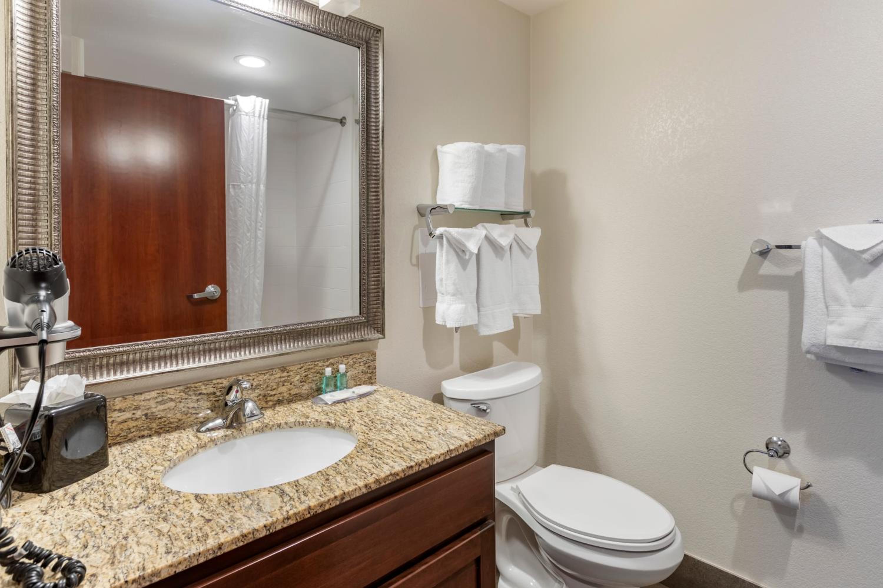 جناح بسريرين كوين مع أريكة، MainStay Suites Near Denver Downtown 2/3
