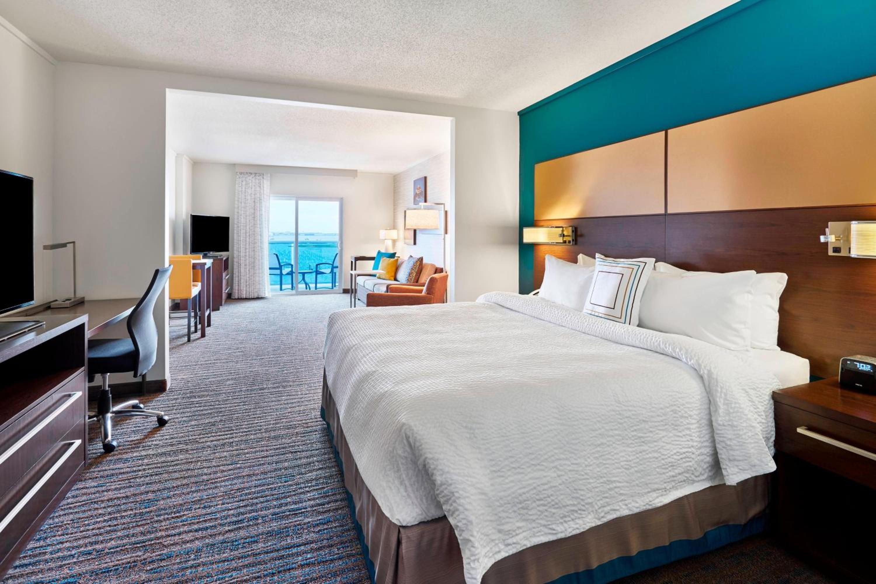 Suite, King Bed, Sofa, Balcony, High Floor 2/8