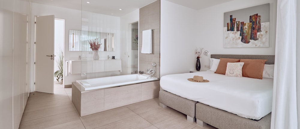 Serenity, 2 Bedrooms, Suite, Double and Twin Beds, Sea View, Hot Tub