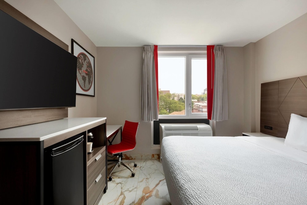 ROOM, KING BED