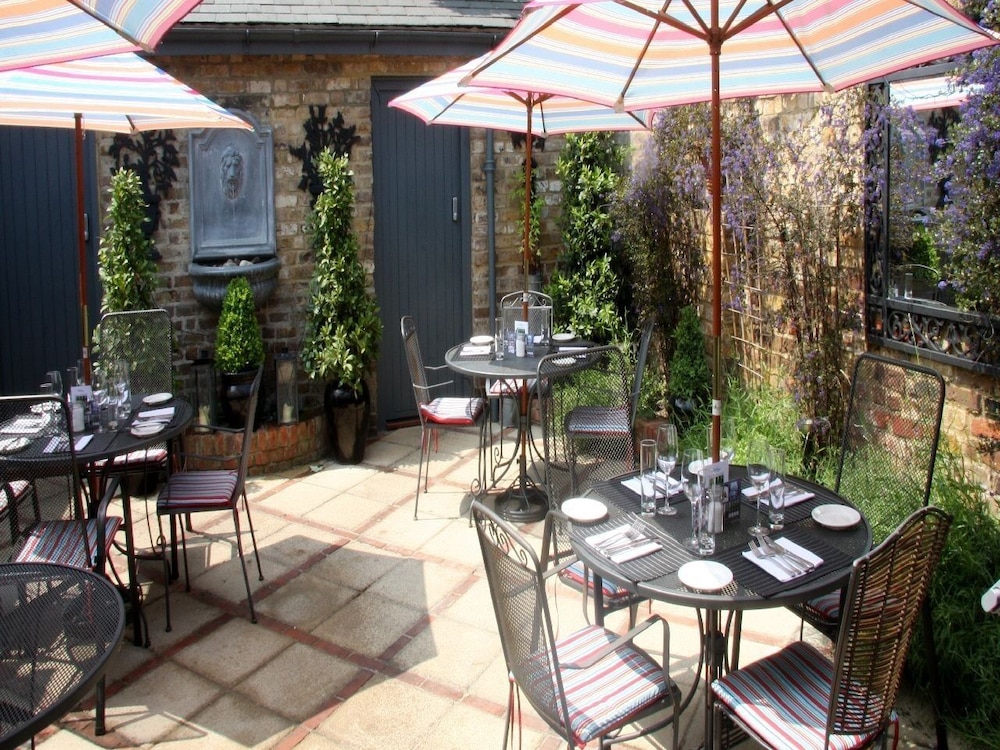 Gilbey's Bar & Restaurant 13/18