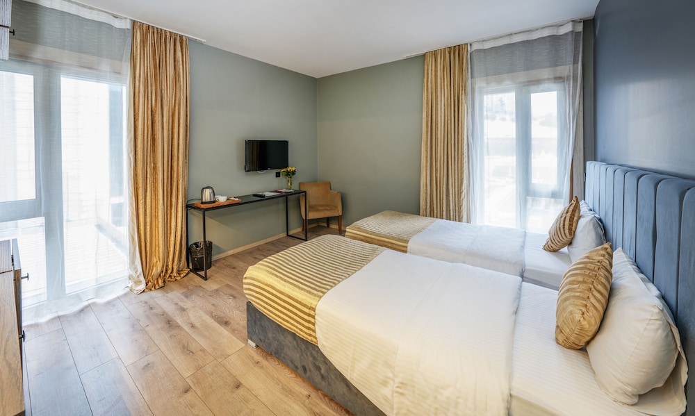 Orya Hotel 27/63