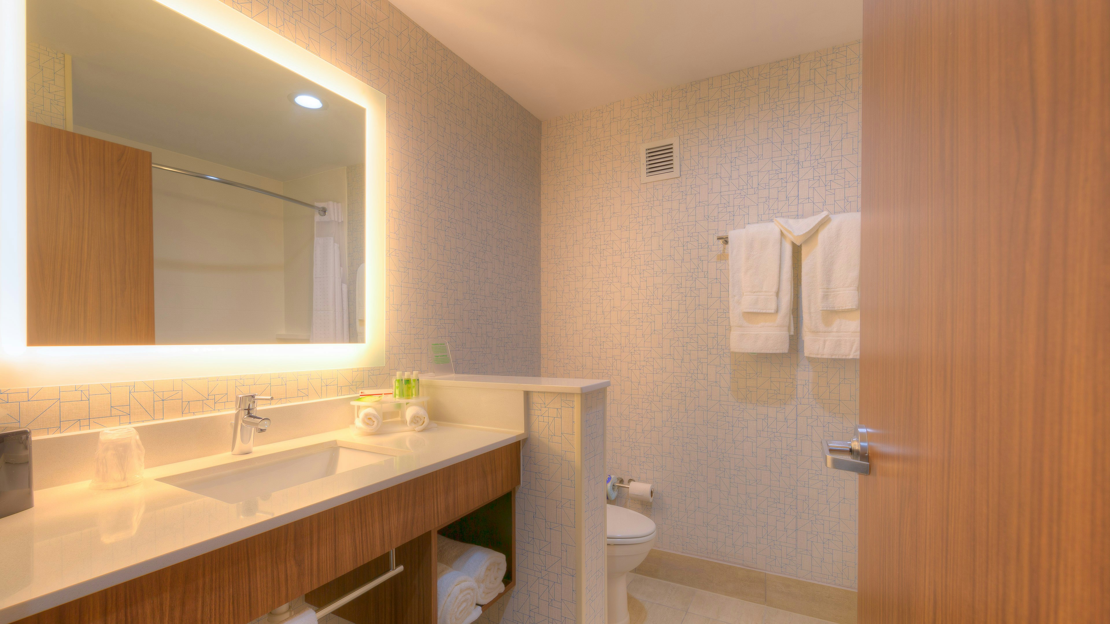 Holiday Inn Express Suites Tulsa Midtown 66/68