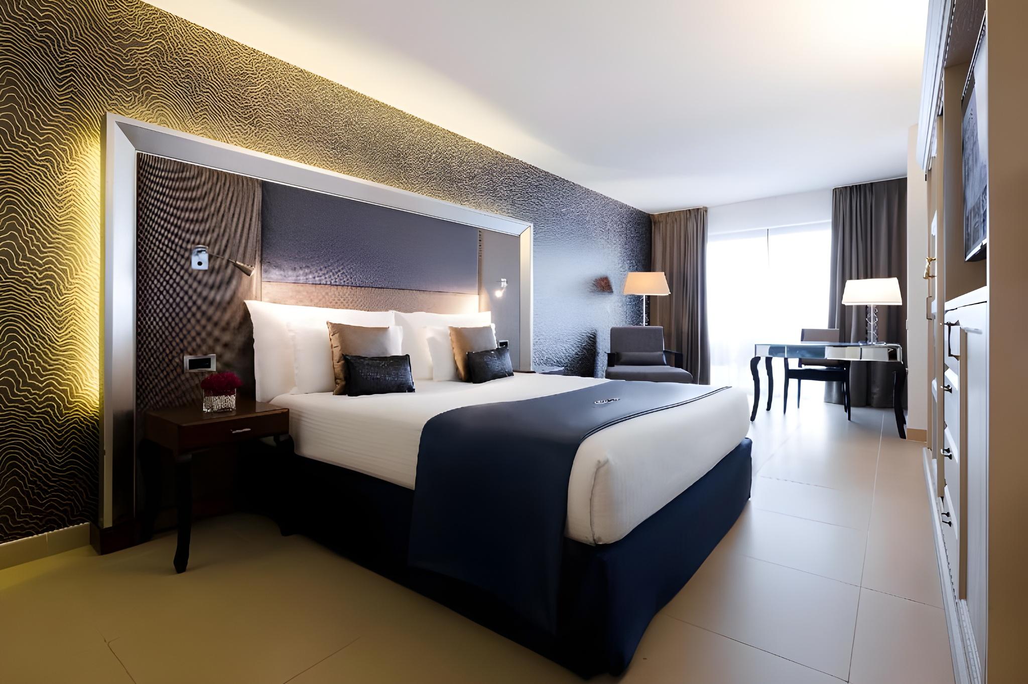 Executive, Triple, 1 Double and 4 Single Beds