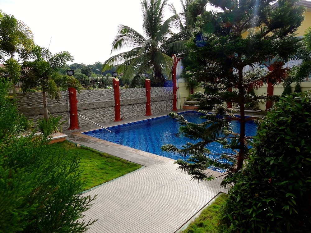 The Executive Villa Inn & Suites 56/60