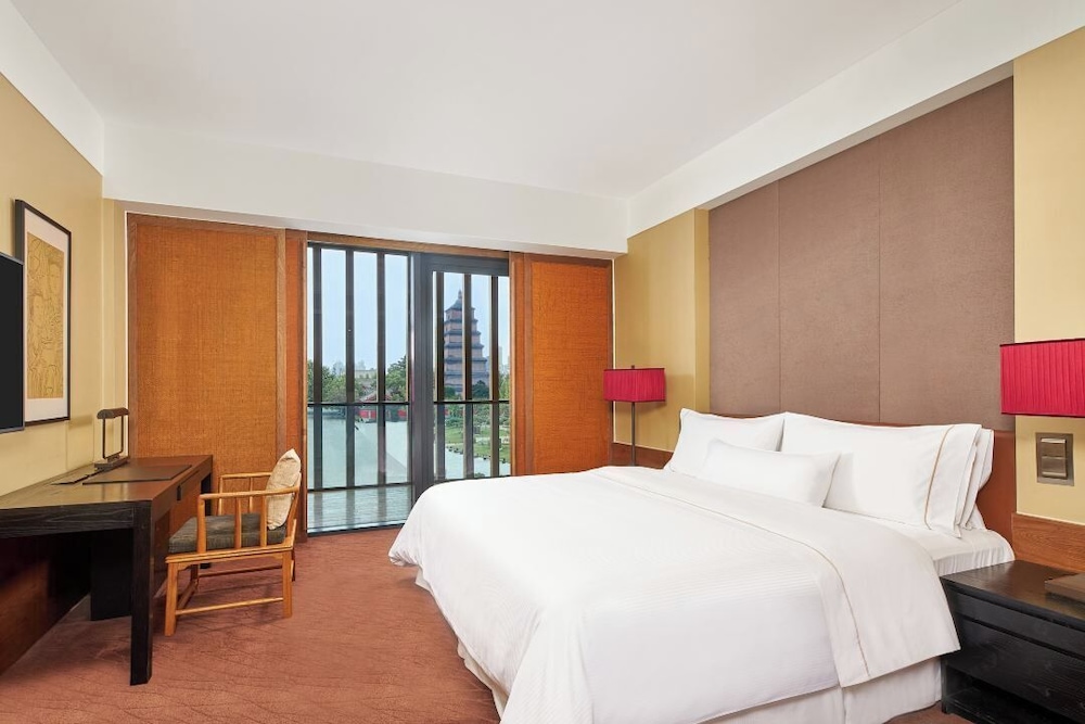 Pavilion, King Bed, Club Lounge Access