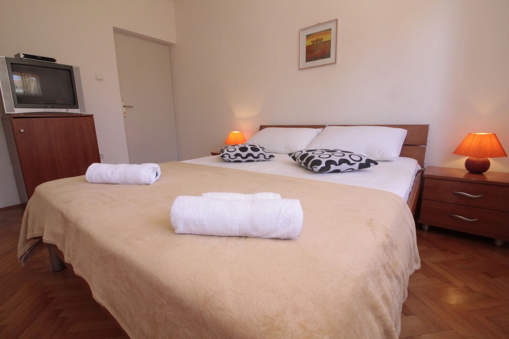 Studios & Rooms Fiesta 8/35