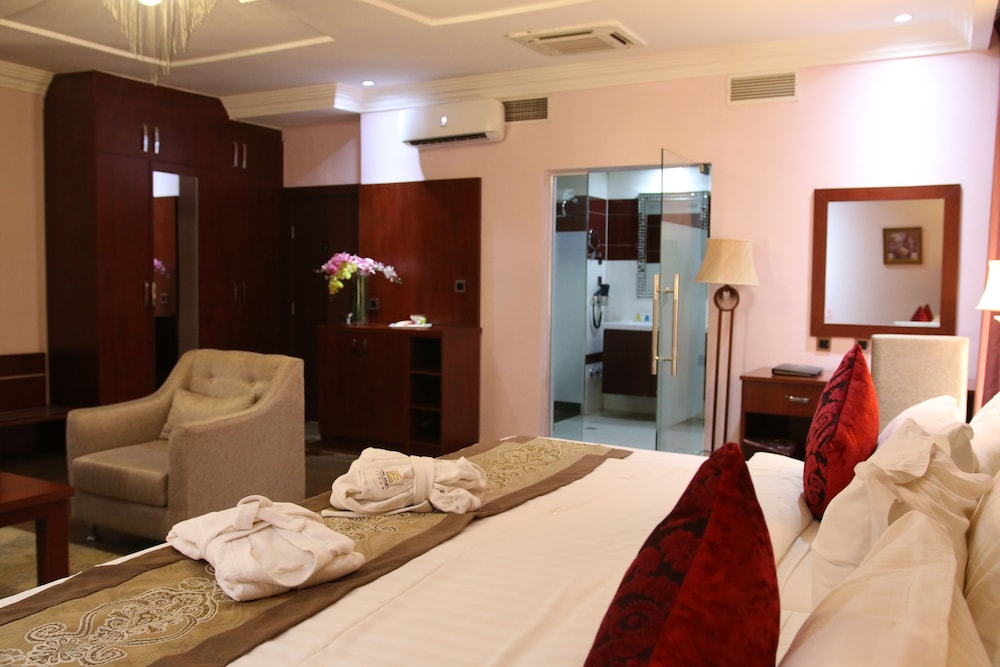 Grand Pela Hotel and Suites 14/44