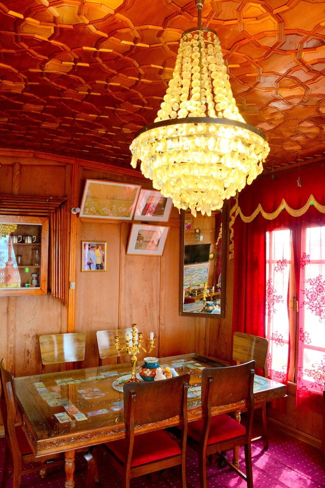 New Golden Flower Heritage Houseboat 17/22