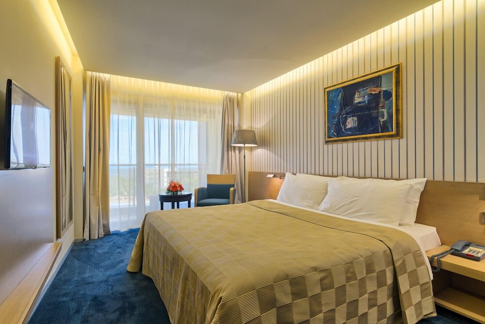 Room, Double Bed, Lateral Side Sea View, No Balcony