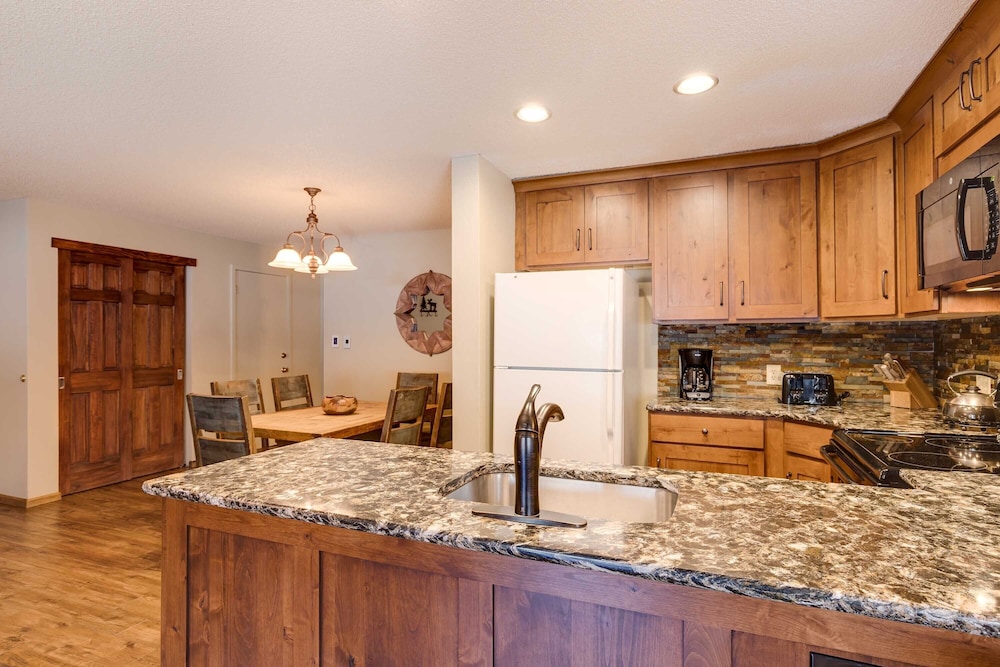 Pine Ridge Condominiums 9/50