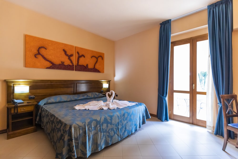 ROOM, SINGLE, DOUBLE BED