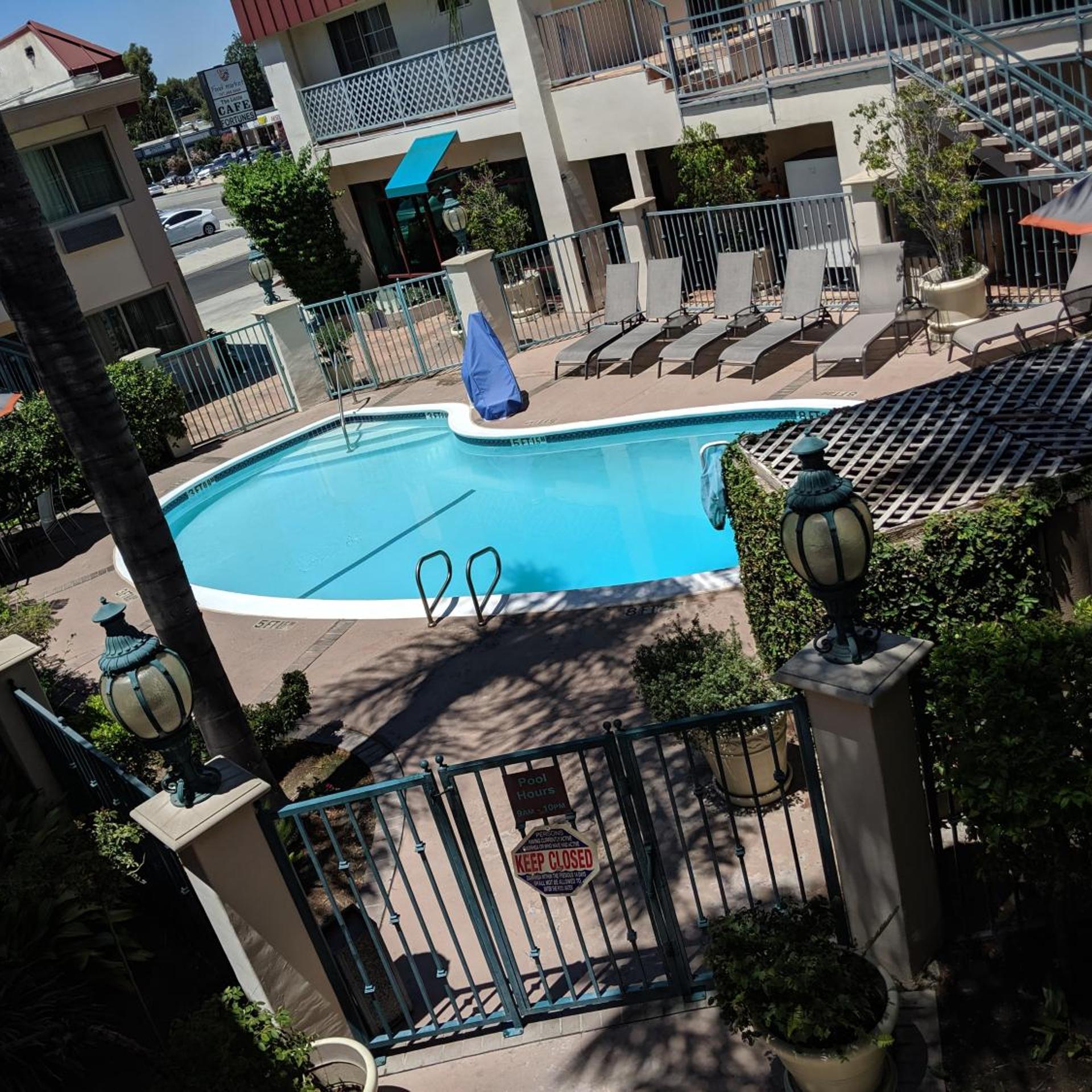 Tarzana Inn 19/22